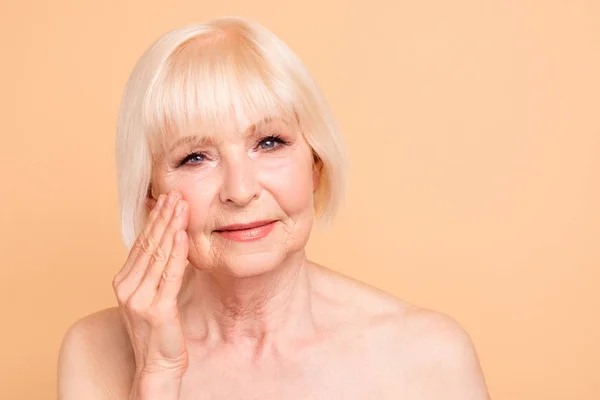 Onu o güzel görünümlü orta yaş yakın portre çekici bakımlı emin huzurlu parlaklık gri saçlı bayan bej arka plan üzerinde izole mükemmel anti-aging etkisi dokunmadan — Stok fotoğraf