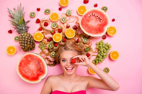 Verticaal zijprofiel boven boven hoge hoek weergave foto mooi ze haar dame liggen verschillende fruit segmenten verbergen oog door Berry genezen lichaam huid complex gel crème Wash lotion geïsoleerd roze achtergrond — Stockfoto