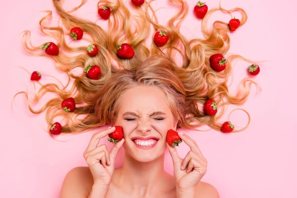 Close-up boven boven hoge hoek weergave foto mooi ze haar dame liggend onder fruit aardbeien lang haar sterke actie van Facial fruit scrub masker crème moisturizer lotion geïsoleerd roze achtergrond — Stockfoto