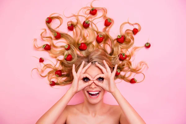 Närbild topp ovanför hög vinkel Visa foto vacker slarvig hon hennes dam liggande bland frukter jordgubbar långt hår armar händer fingrar okey okej glasögon glasögon form isolerad rosa bakgrund — Stockfoto