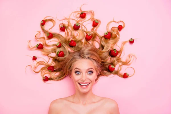 Närbild topp ovanför hög vinkel foto vacker mycket glad att hon hennes dam liggande bland frukter jordgubbar långt hår yummy välsmakande nyttig full vitaminer komplex salong isolerad rosa bakgrund — Stockfoto