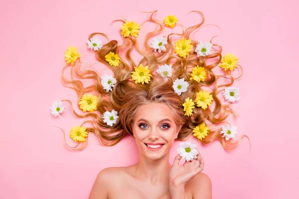 Närbild topp ovanför hög vinkel Visa foto vacker hon hennes dam Visa knapp bud liggande bland blommor lång lockig vågig testade kontrolleras bra sätt tvätta håret isolerad rosa bakgrund — Stockfoto