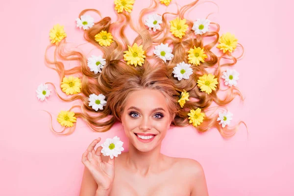 Närbild topp ovanför hög vinkel Visa foto vacker hon hennes dam liggande bland blommor lång lockig vågig Visa en arm bra sätt Tvätta hår naturligt koncept isolerad rosa bakgrund — Stockfoto