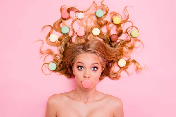 Vertical side profile top above high angle view photo beautiful she her lady lying down naked nude sweets ideal hair on mouth not tell speak talk scared eat junk food isolated rose pink background — Stock Photo, Image