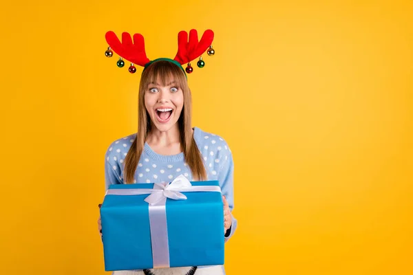 Giftbox from secret Santa concept. Photo of cheerful screaming celebrating optimistic with astonished facial expression hipster holding large wrapped package in hands isolated vivid color background — Φωτογραφία Αρχείου