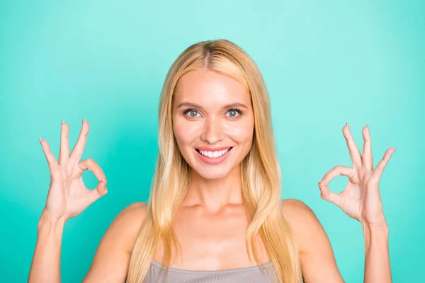 Primer plano retrato de ella ella agradable atractivo adorable contenido alegre alegre alegre de pelo recto chica que muestra dos doble ok-signo de anuncio aislado en brillante brillante brillo verde turquesa fondo — Foto de Stock