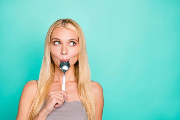 Primer plano retrato de agradable atractivo dulce niña divertida femenina funky alegre de pelo recto chica lamiendo plata cuchara almuerzo cena aislado en brillante brillante brillo verde turquesa fondo — Foto de Stock