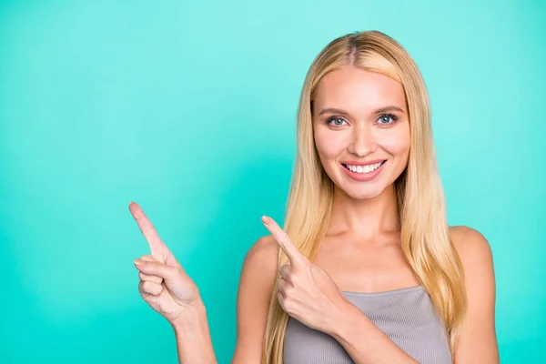Κοντινό-up πορτρέτο της αυτή όμορφη ελκυστική θηλυκό χαρούμενο ίσια μαλλιά κορίτσι που δείχνει δύο δείκτη διαφήμιση απόφαση λύση απομονωμένη σε φωτεινό ζωντανή λάμψη πράσινο μπλε τυρκουάζ φόντο — Φωτογραφία Αρχείου