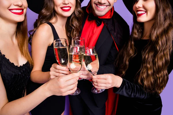 Zugeschnittenes Foto von drei Hexendamen und Vampirtyp, der bei der Halloween-Party chillt, wenig Betrunkene tragen schwarze Kleider, Hüte und langen Mantel isoliert lila Hintergrund — Stockfoto