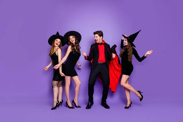 할로윈 이벤트 미친 춤착용 검은 드레스 모자와 뱀파이어 코트 고립 보라색 색상 배경에서 차가운 세 마녀 숙녀와 흑마법사 남자의 전체 크기 사진 — 스톡 사진