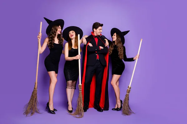 全身照片三人黑暗恶魔生物巫师收集拿着扫把准备恐怖的人的主题伪装党穿高跟鞋隔离在紫色背景 — 图库照片