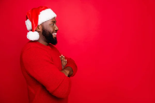 Perfil da foto lateral do empresário alegre pronto para trabalhar preparar evento de Natal vestindo xmas cap suéter isolado sobre fundo vermelho — Fotografia de Stock