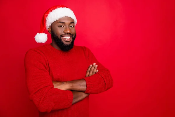 Foto girada de cara sonhador legal com as mãos cruzadas sorrindo preparar festa x-mas usando pulôver xmas cap isolado sobre fundo vermelho — Fotografia de Stock