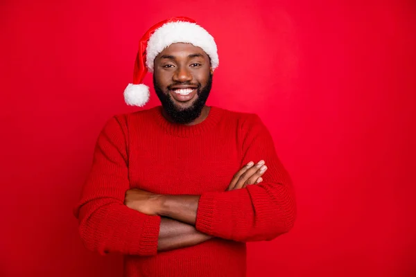 Retrato de homem confiante pronto para se preparar para o novo ano vestindo santa claus cap jumper isolado sobre fundo vermelho — Fotografia de Stock