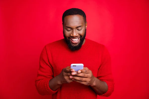 Onun o güzel çekici neşeli neşeli mutlu sakallı adam sohbet 5g app kablosuz bağlantı parlak canlı parlaklık kırmızı arka plan üzerinde izole oyun oynarken yakın çekim portre — Stok fotoğraf