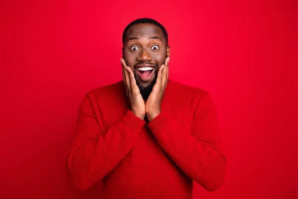 Portrait of his he nice attractive cheerful cheery stunned funny bearded guy boyfriend incredible news present gift isolated over bright vivid shine red background — Stock Photo, Image