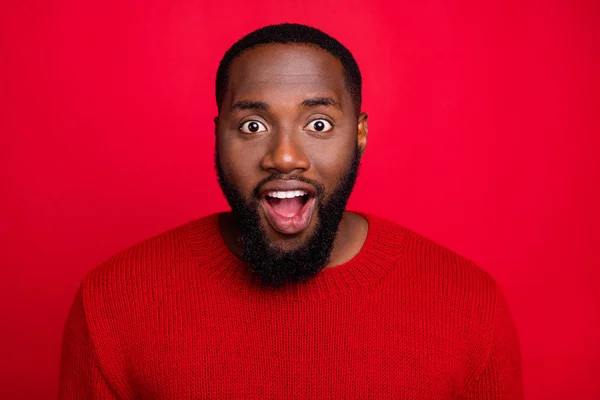 Close-up portrait of his he nice attractive cheerful cheery amazed funny bearded guy boyfriend incredible news isolated over bright vivid shine red background — Stock Photo, Image