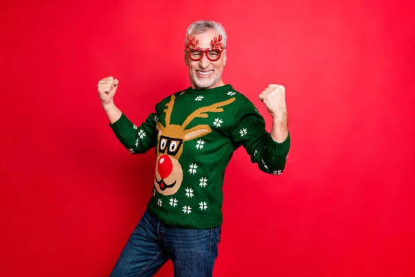 Im so cool and feel great.Disco 2020 traditional carnival dress-code concept. Photo of cheerful excited active old guy feeling younger wearing knitted pullover raising fists isolated background — Stock Photo, Image