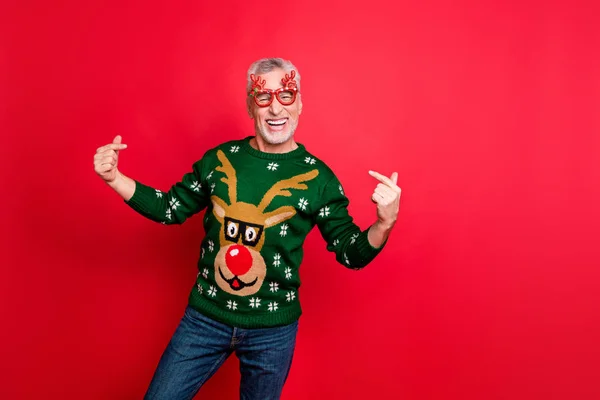 How is the best here. I am number one.Celebration is in full swing concept. Photo of delightful overjoyed rejoicing ecstatic handsome gentleman pointing at green jumper isolated bright background — Stockfoto