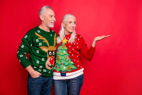 Nigth av stora rabatter koncept. Foto av grå vit haired morföräldrar njuter kramar omfamna göra val presentera ny produkt bär rolig hoppare isolerade levande färg bakgrund — Stockfoto