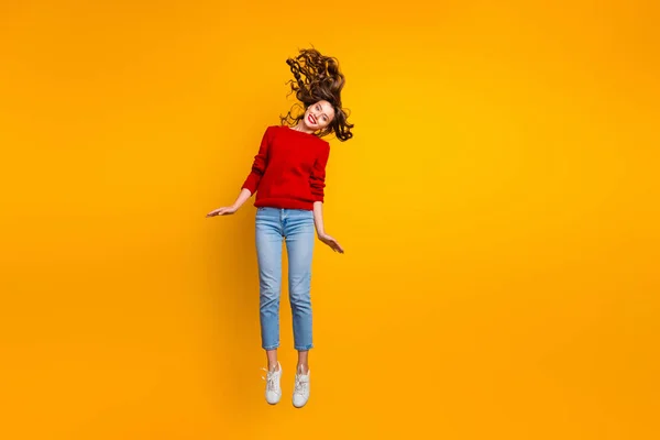높은 착용 니트 스웨터 고립 노란색 배경을 점프 귀여운 아가씨의 전체 크기 사진 — 스톡 사진