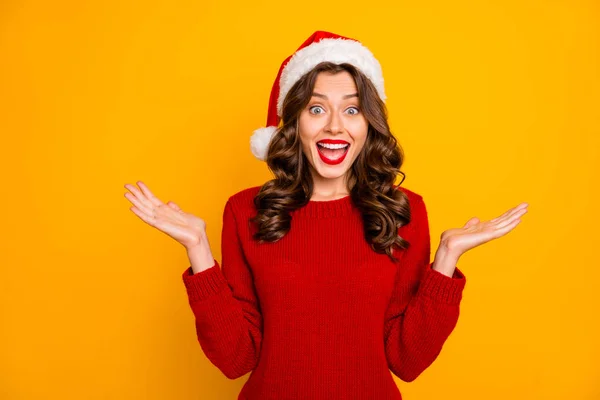 Úžasná dáma držící ruce zvedené v hlavě nosí pletený jumper a Santa Hat izolované žluté pozadí — Stock fotografie