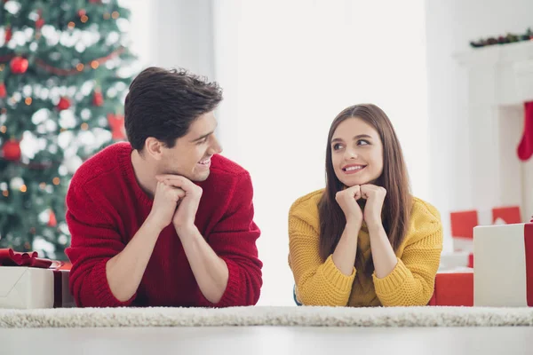 Tutup foto dua pasangan orang dengan rambut merah coklat tergeletak di lantai menikmati liburan tahun baru Natal waktu memakai pullovers kuning di dalam rumah — Stok Foto