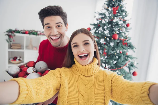 Foto de cerca de dos personas románticas alegres hacen selfie blogging preparación para la celebración de Navidad con caja fuerte hombre con juguetes adornos de bolas en casa en el interior —  Fotos de Stock