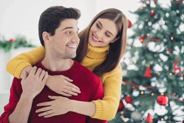 De cerca la foto de dos personas encantadoras cónyuges abrazo a cuestas disfrutar de Navidad tiempo nuevo año vacaciones sentirse cariñoso en casa con decoraciones festivas de Navidad —  Fotos de Stock