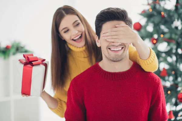 Close up foto de duas pessoas românticas casadas mulher fechar os olhos cara seu namorado segurar caixa de presente preparado para a meia-noite de Natal siga a tradição x-mas em casa com decoração de ano novo — Fotografia de Stock