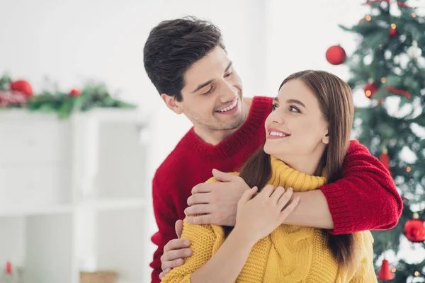 Close-up foto van romantische romantiek echt genoten knuffel piggyback geniet van kerstsfeer op x-mas Jolly Holidays voel je aanhankelijk in huis met Nieuwjaar decoratie binnenshuis — Stockfoto