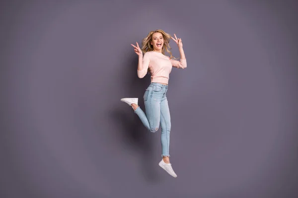친구에게 인사 말하는 V-기호 기호를 보여주는 높은 점프 재미 레이디의 전체 크기 사진은 캐주얼 세련된 의상 고립 된 회색 색상 배경을 착용 — 스톡 사진