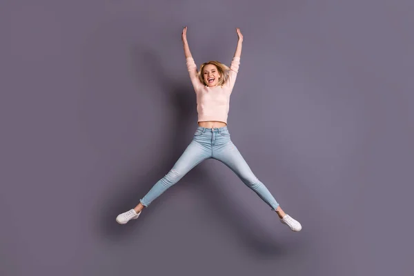 Foto em tamanho completo de senhora bonita pulando alto humor competitivo cheerleading desgaste casual roupa elegante isolado fundo de cor cinza — Fotografia de Stock