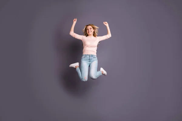 Foto em tamanho completo de senhora bonita pulando alto humor competitivo cheerleading desgaste casual roupa elegante isolado fundo de cor cinza — Fotografia de Stock