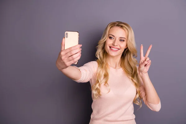 Foto van mooie dame houden telefoon in wapens maken van selfies tonen v-teken volgers slijtage casual Pullover geïsoleerd grijze kleur achtergrond — Stockfoto