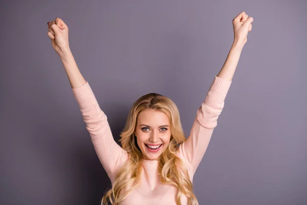 Primer plano retrato de ella ella agradable atractivo alegre alegre alegre optimista positivo ondulado de pelo chica levantando las manos hasta la celebración de vacaciones aislado sobre gris violeta pastel color fondo — Foto de Stock