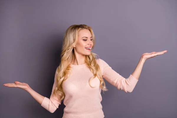 Retrato de ella ella agradable atractiva encantadora alegre alegre chica de pelo ondulado sosteniendo cosas invisibles en las palmas de las manos que pesan solución de anuncios aislados sobre gris violeta pastel púrpura color de fondo — Foto de Stock