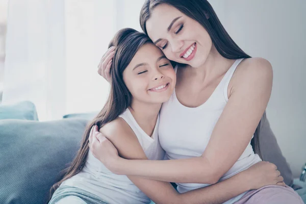 Primer plano retrato de dos agradable hermosa atractiva encantadora encantadora linda alegre amable gente abrazo pasar vacaciones fin de semana armonía idílica acogedora comodidad crianza luz blanca habitación interior — Foto de Stock