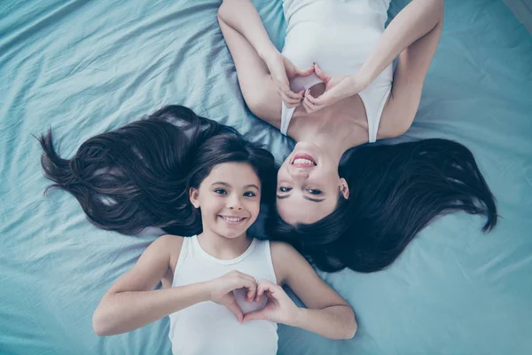 Topo acima do ângulo alto vista retrato de dois agradável bonito bonito lindo terno doce encantador bonito feminino tipo alegre pessoas mostrando símbolo do coração deitado no linho azul — Fotografia de Stock