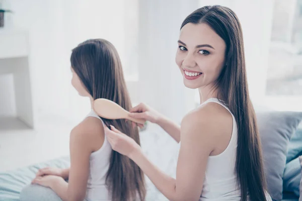 Gros plan profil vue de côté portrait de deux belles belles belles doux doux tendre affectueux attentionné gai gentils gens maman faire coiffure dans lumière blanc intérieur chambre à l'intérieur — Photo