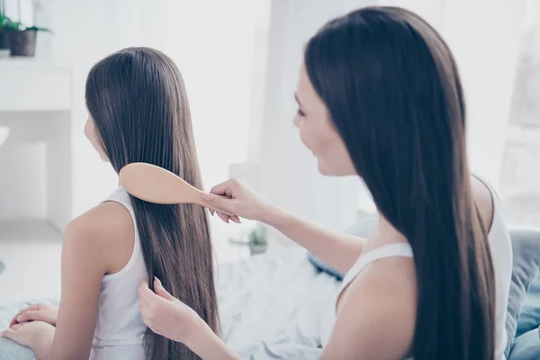 Pohled na stranu s blízkým výhledem portrét dvou hezkého krásného půvabného citátu s laskavá něžnou pečlivou laskaví lidé, kteří dělají účes ve světlé bílé interiérové místnosti — Stock fotografie