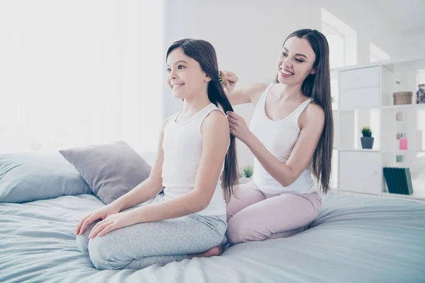 Portrait de deux belles belles belles charmantes charmantes mignonnes tendres affectueuses gaies gaies personnes prudentes faisant coiffure droite dans la pièce intérieure blanche claire à l'intérieur — Photo