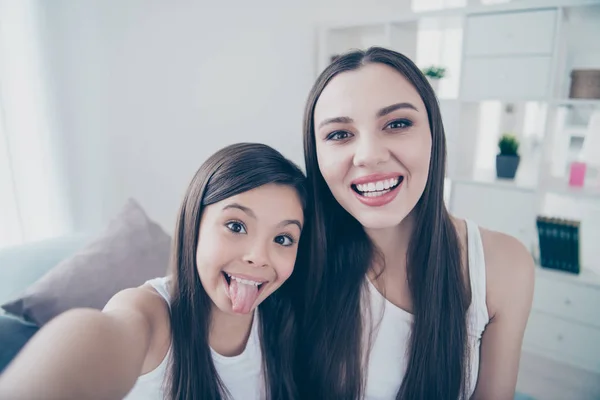 Zelfportret van twee mooie mooie aantrekkelijke leuke vrolijke komische hilarische dwaze meisjesachtig langharige mensen plezier doorbrengen vrije tijd in licht witte interieur kamer binnenshuis — Stockfoto