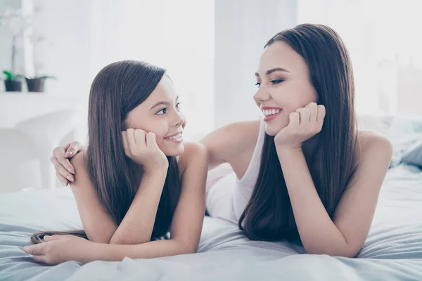 Close-up portret van twee mooie mooie aantrekkelijke mooie charmante schattige soort aanhankelijk vrolijke vrolijke mensen uitgaven gratis vrije tijd weekend rust ontspannen in licht witte interieur kamer — Stockfoto