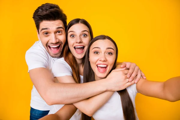 Auto-retrato de três agradável atraente agradável alegre alegre positivo brincalhão pessoa amigo companheiro se divertindo tempo livre isolado sobre brilhante vívido brilho fundo amarelo — Fotografia de Stock