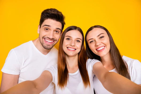 Auto-retrato de três agradável atraente encantador winsome encantador caucasiano alegre alegre pessoa positiva se divertindo isolado sobre brilhante vívido brilho fundo amarelo — Fotografia de Stock