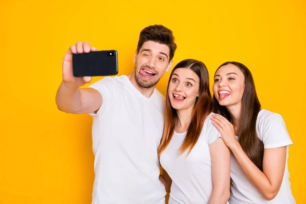 Retrato de três agradável atraente encantador alegre alegre alegre brincalhão criança pessoa tomando fazer selfie se divertindo enganando isolado sobre brilhante brilho vívido fundo amarelo — Fotografia de Stock