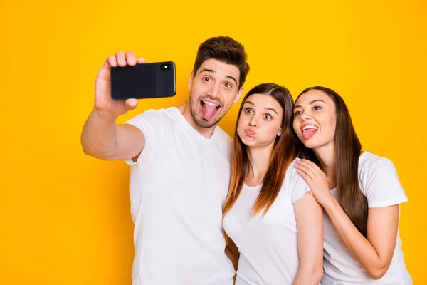 Retrato de três agradável atraente encantador encantador bonito alegre alegre brincalhão burro pessoa tomando fazer selfie se divertindo isolado sobre brilhante vívido brilho fundo amarelo — Fotografia de Stock