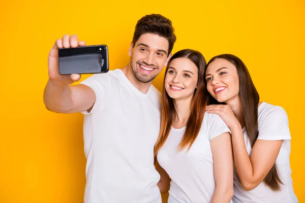 Retrato de três agradável atraente encantador doce concurso encantador bonito alegre amigável pessoa tomando fazer selfie isolado sobre brilhante brilhante brilho fundo amarelo — Fotografia de Stock