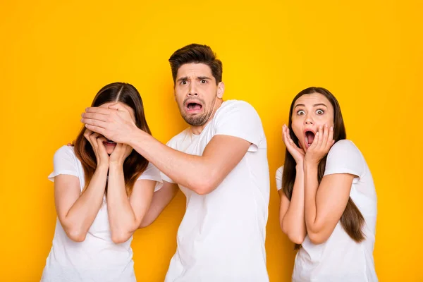 Retrato de três agradável atraente adorável nervoso devastado frustrado pessoa expressando medo tristeza omg desgosto choro isolado sobre brilhante vívido brilho fundo amarelo — Fotografia de Stock